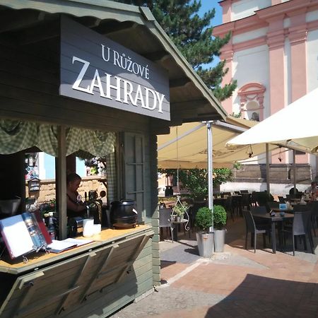 Apartments Rose Garden Дечин Екстериор снимка