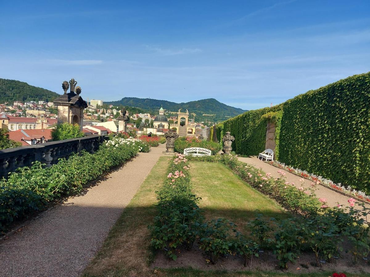 Apartments Rose Garden Дечин Екстериор снимка