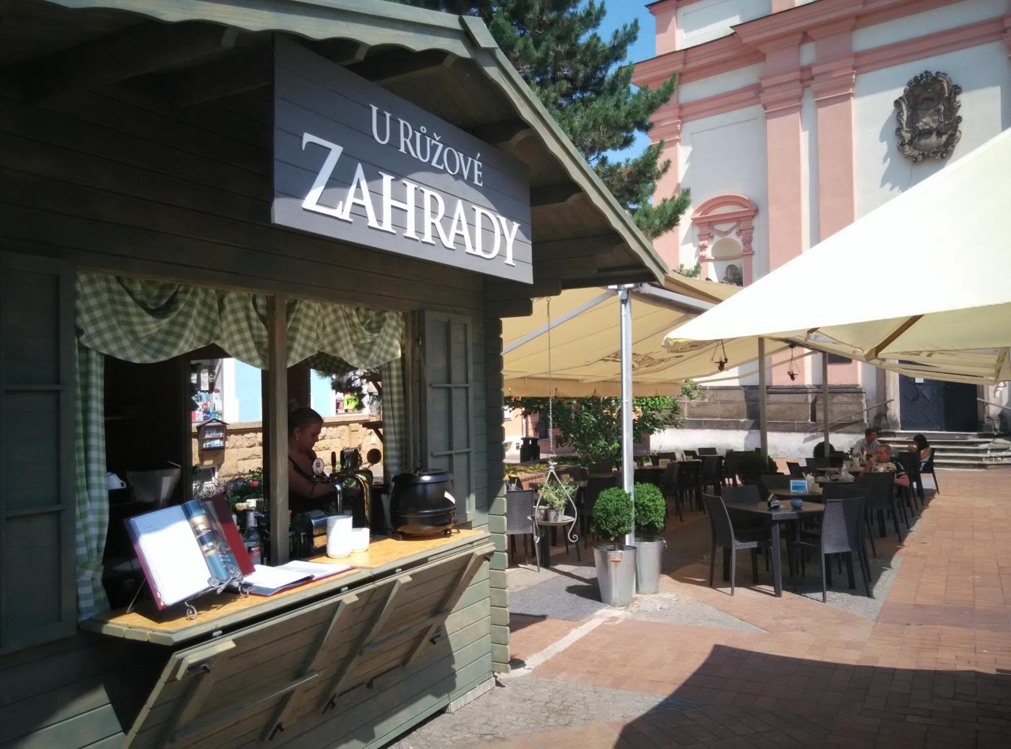 Apartments Rose Garden Дечин Екстериор снимка